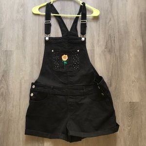 🐙Black overall shorts with painted sunflower